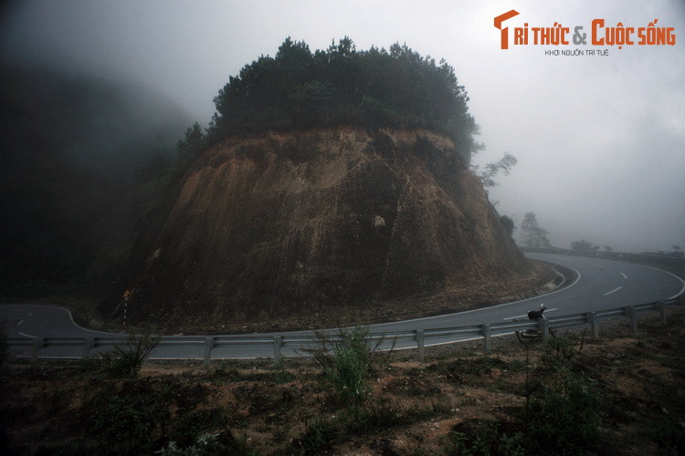 Ngày nay, dù được nâng cấp nhiều, đèo Ô Quy Hồ là một thử thách đối với giới tài xế, khi một bên là vực sâu hun hút, phía còn lại thường là vách đá dựng đứng, và có nhiều khúc cua gấp.