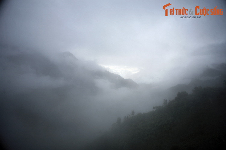 Dù phải đối diện với những nguy hiểm tiềm ẩn, người qua đèo sẽ được “bù đắp” khi có cơ hội chiêm ngưỡng nhiều cảnh quan tuyệt vời. Đó là những dãy núi trùng điệp ẩn trong làn mây huyền ảo...