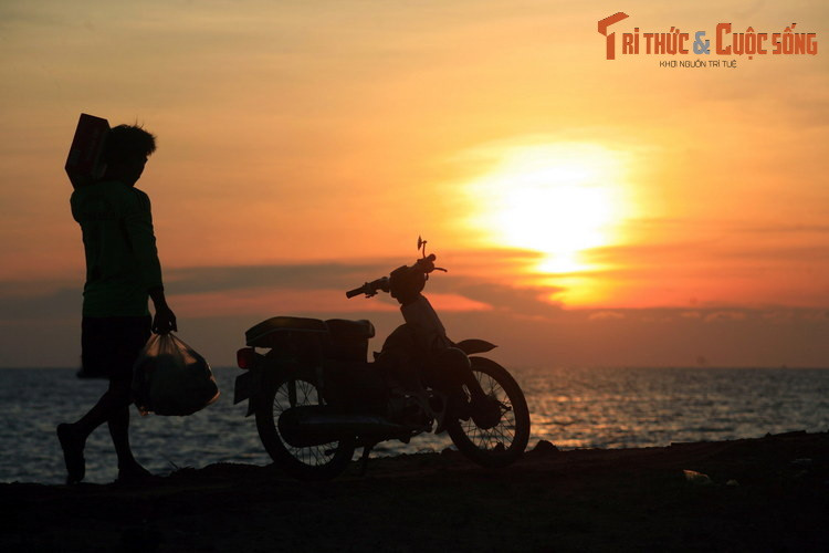 Cảnh đời thường vào một buổi chiều tà bên bờ biển Dương Đông.