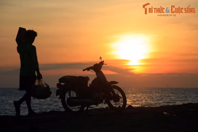 Cảnh đời thường vào một buổi chiều tà bên bờ biển Dương Đông.