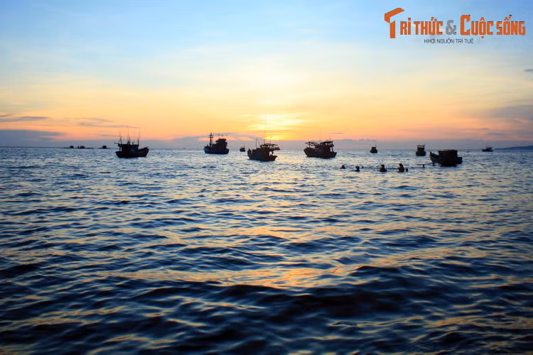 Ánh sáng cuối ngày rực rỡ trên những con thuyền, nhìn từ bãi Đất Đỏ, gần An Thới.