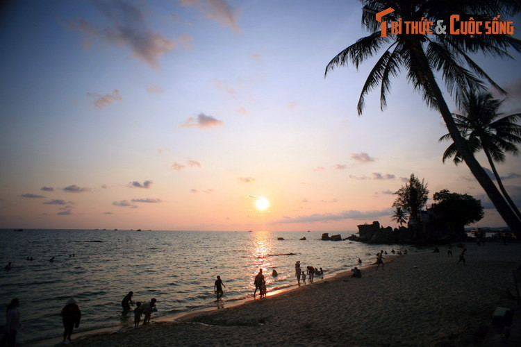 Chiều tím trên bãi biển Dương Đông.