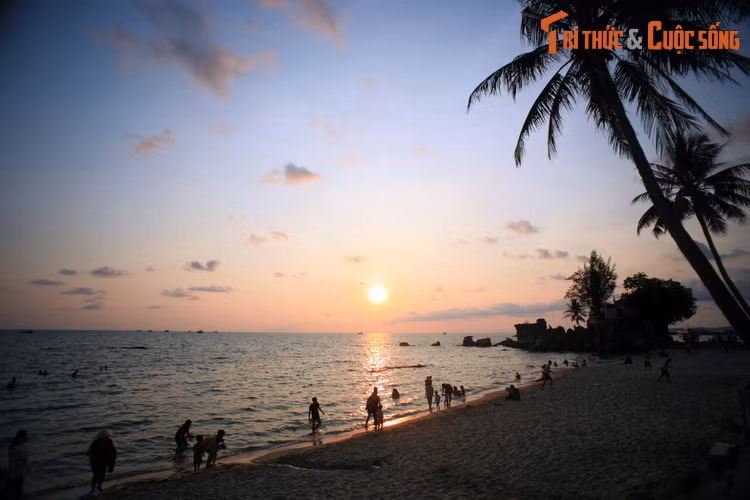 Chiều tím trên bãi biển Dương Đông.