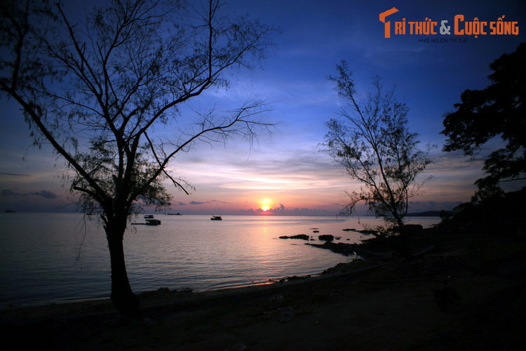 Bãi biển hoang sơ ở Cửa Cạn khi mặt trời dần khuất sau đường chân trời.