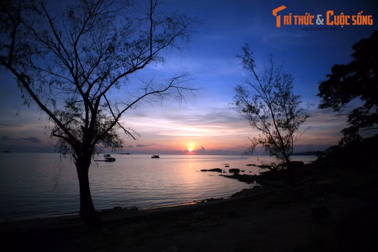 Bãi biển hoang sơ ở Cửa Cạn khi mặt trời dần khuất sau đường chân trời.