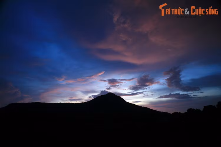 Dãy núi Hàm Ninh – nóc nhà của đảo Ngọc Phú Quốc – khi mặt trời đã khuất bóng.