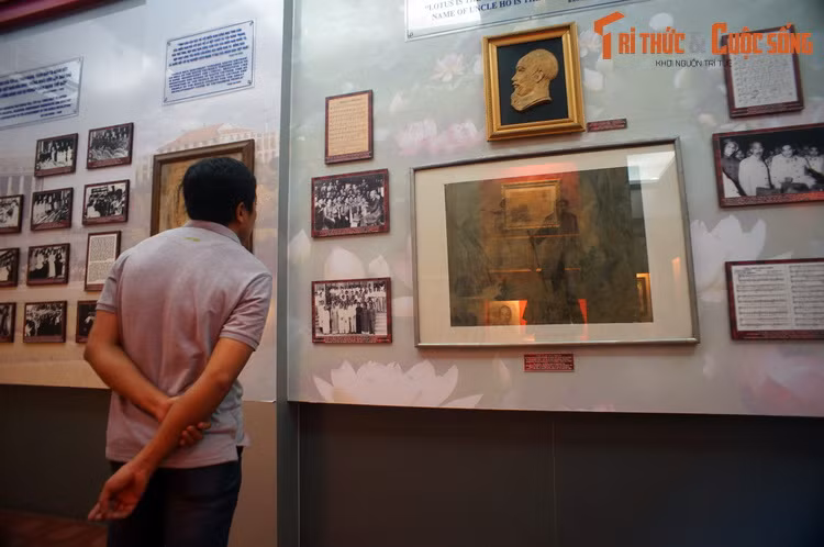 Hình ảnh Bác Hồ được thể hiện qua loạt tác phẩm nghệ thuật của các nghệ sĩ và những người lao động đủ mọi ngành nghề, thể hiện sự kính yêu vô hạn dành cho Người của các tầng lớp quần chúng nhân dân.