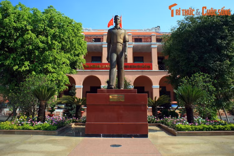 Giữa khoảng sân trước Bảo tàng có bức tượng “Nguyễn Tất Thành ra đi tìm đường cứu nước”, khánh thành vào ngày 5/6/2003, nhân kỷ niệm 92 năm ngày Bác Hồ ra đi tìm đường cứu nước. Đây là nơi khách tham quan dừng chân để lưu giữ những khoảnh khắc đẹp khi đến với Bảo tàng.