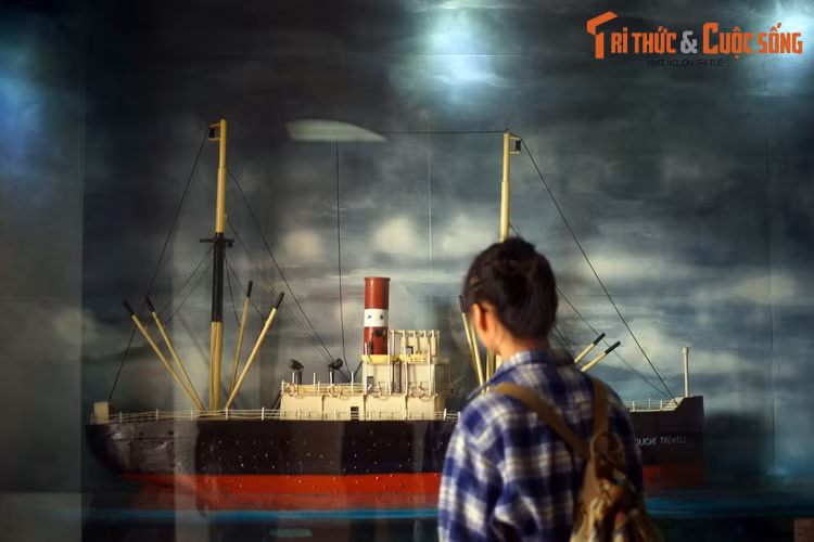 Hệ thống mô hình ở Bảo tàng được tạo tác công phu, tái hiện trực quan và sinh động những dấu mốc quan trọng trong hành trình tìm đường cứu nước của Bác, như mô hình làng Sen, làng Hoàng Trù, mô hình tàu Amiral Latouche Tréville, mô hình tòa nhà Người từng cư trú tại Paris...