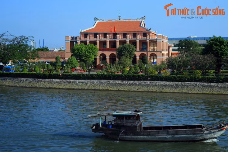 Tòa nhà Bảo tàng chính là Nhà Rồng, di tích lịch sử nằm ở trên bến Nhà Rồng, địa danh với sự kiện người thanh niên Nguyễn Tất Thành xuống con tàu Amiral Latouche Tréville để ra đi tìm đường cứu nước vào ngày 5/6/1911.