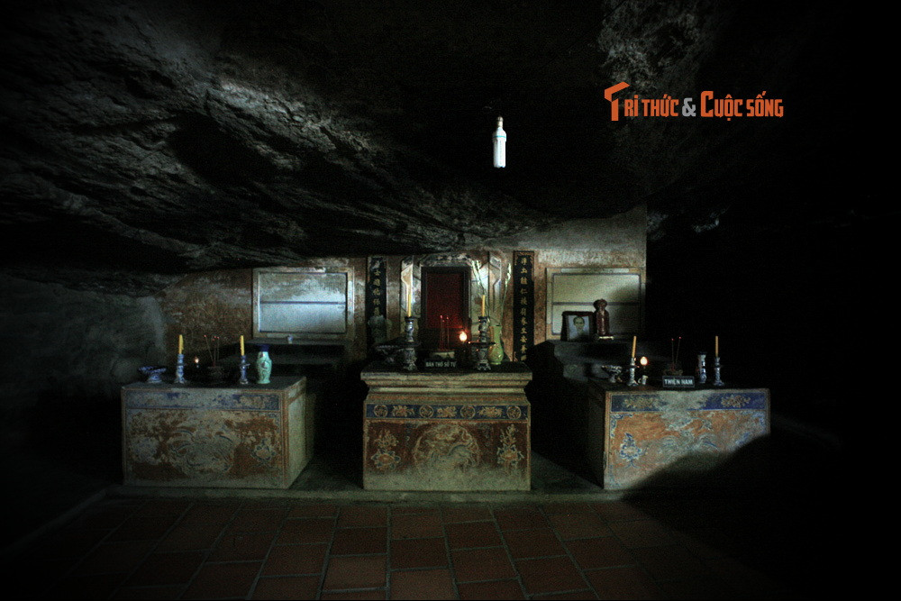 Thỉnh thoảng ông mới ra khỏi hang, đầu đội nón lá rộng vành che khuất khuôn mặt phong sương, chiếc áo khoác bạc màu giấu bên trong một thanh kiếm báu. Ông ngửa chiếc nón và đặt xuống biển, nón liền biến thành thuyền, gió nổi đưa thuyền và người lao đi vun vút trên mặt biển...