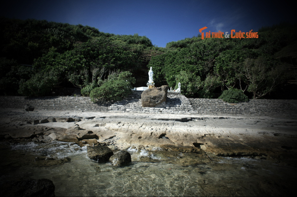 Theo thời gian, người Việt từ đất liền cũng đã ra sinh sống ở Lý Sơn và tạo lập một quần thể dân cư trù phú. Một ngôi chùa đã được lập trong hang, nhưng nhìn chung khu vực này có rất ít người đặt chân đến do khung cảnh hoang vu, đường đi rất hiểm trở. Có lẽ đây là hoàn cảnh mà nhiều câu chuyện ly kỳ được thêu dệt nên.