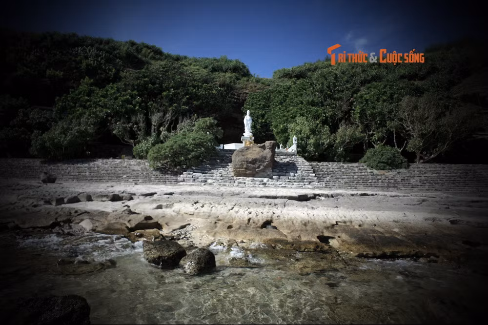 Theo thời gian, người Việt từ đất liền cũng đã ra sinh sống ở Lý Sơn và tạo lập một quần thể dân cư trù phú. Một ngôi chùa đã được lập trong hang, nhưng nhìn chung khu vực này có rất ít người đặt chân đến do khung cảnh hoang vu, đường đi rất hiểm trở. Có lẽ đây là hoàn cảnh mà nhiều câu chuyện ly kỳ được thêu dệt nên.