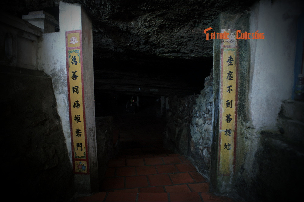 Một câu chuyện kỳ lạ khác về chùa Hang Lý Sơn là chuyện về một vị đạo sĩ lấy hang đá làm nơi náu mình. Ông sống cùng đám thú hoang, bè bạn với chim muông, vui đùa cùng các loài thủy tộc, hái rau rừng làm thức ăn, hứng giọt sương đọng trên phiến lá làm thức uống.