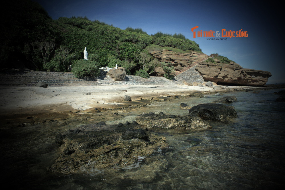 Ngoài chuyện về đường xuống địa ngục, người dân trên đảo còn kể chuyện “tàu ma” chuyên bắt trẻ con để ăn thịt nếu đứa nào dại dột đi đến chùa Hang. Có lẽ câu chuyện này được vẽ ra nhằm làm nhụt chí lũ trẻ muốn đi chơi ở chùa Hang, vì đường đến chùa có nhiều nguy hiểm rình rập như vách núi cao, rắn rết và thú hoang.