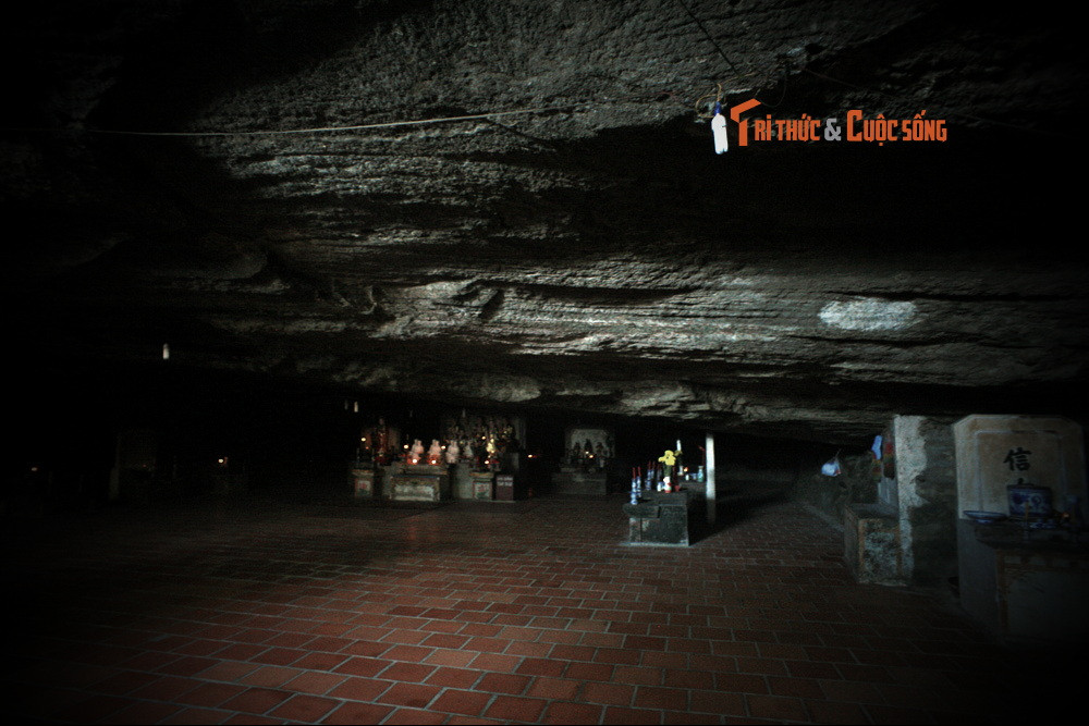 Được kể đến nhiều nhất và cũng gây ám ảnh nhất là chuyện bên trong chùa ẩn giấu một con đường xuống âm phủ. Con đường đó là một trong số rất nhiều ngóc ngánh trong hang đá của chùa Hang, mà chỉ những bậc tu hành cao niên trong chùa mới biết đích xác là ngách nào.