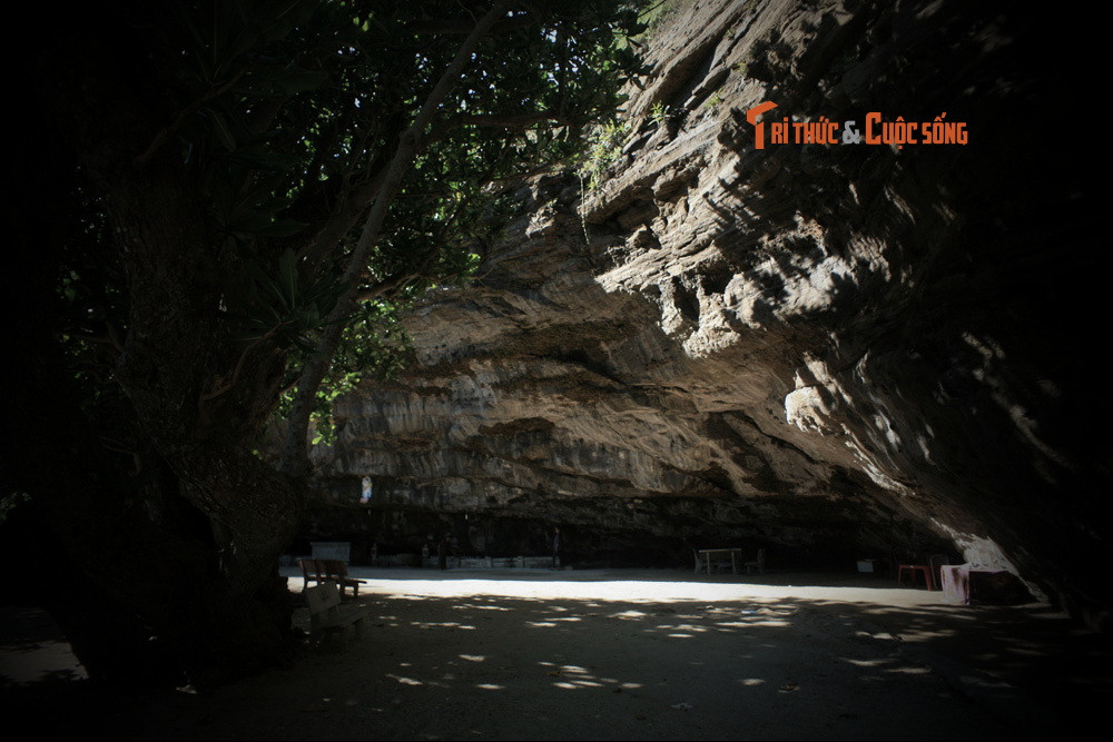 Theo những ghi chép của nhà khảo cổ học người Pháp H.Parmentier, hang đá chùa Hang từng được người Chăm sử dụng làm nơi cư trú hoặc thờ tự trước khi người Việt đặt chân lên đảo Lý Sơn. Khi người Chăm rời khỏi đảo thì hang đá chùa Hang rơi vào hoang phế, trở thành nơi ẩn nấp của dơi và các loài động vật hoang dã khác.