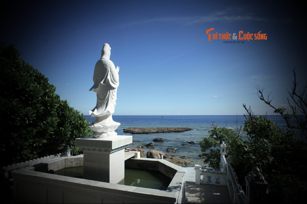 Ngày nay đường đến chùa Hang không còn hiểm trở. Ngôi chùa này đã trở thành một điểm đến thu hút đông đảo du khách ở đảo Lý Sơn. Chuyến thăm chùa Hang Lý Sơn hẳn sẽ thêm phần lý thú nếu nghe lại những câu chuyện truyền kỳ về ngôi chùa tuổi đời gần nửa thiên niên kỷ.