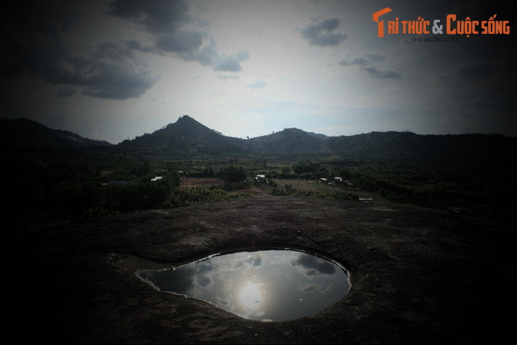 Cặp đá Voi Mẹ - Voi Cha cũng được ví như chứng nhân cho biết bao sự đổi thay, phát triển của buôn làng nơi đây...