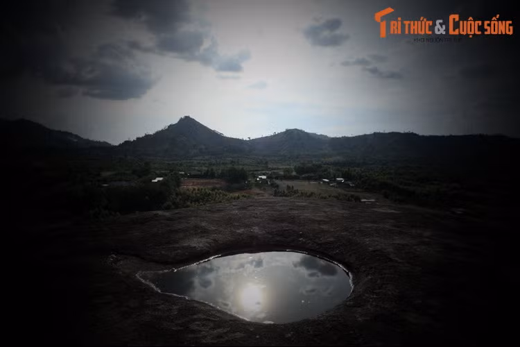 Cặp đá Voi Mẹ - Voi Cha cũng được ví như chứng nhân cho biết bao sự đổi thay, phát triển của buôn làng nơi đây...