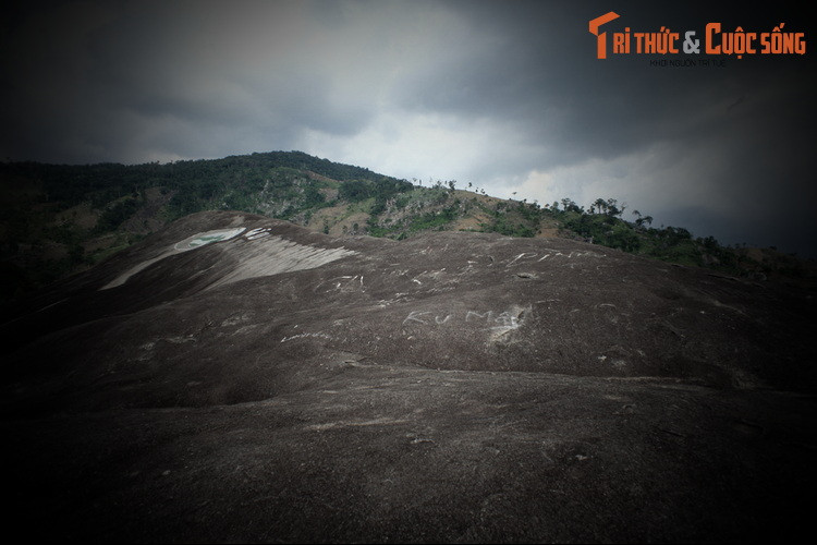 Người dân từng leo lên thân hòn đá để chạy nhảy, vui đùa. Một hôm, đá bỗng dưng cứng lại, chuyển từ thể lỏng sang rắn và cuốn vào trong lòng nó một cô gái 17 tuổi đẹp nhất vùng.