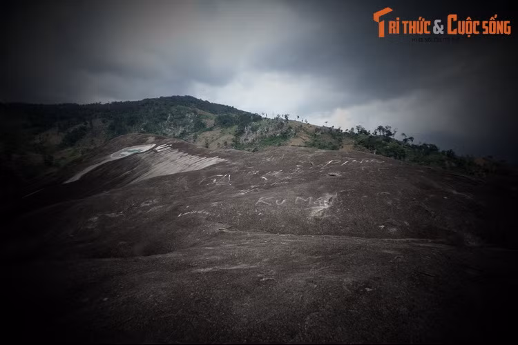 Người dân từng leo lên thân hòn đá để chạy nhảy, vui đùa. Một hôm, đá bỗng dưng cứng lại, chuyển từ thể lỏng sang rắn và cuốn vào trong lòng nó một cô gái 17 tuổi đẹp nhất vùng.