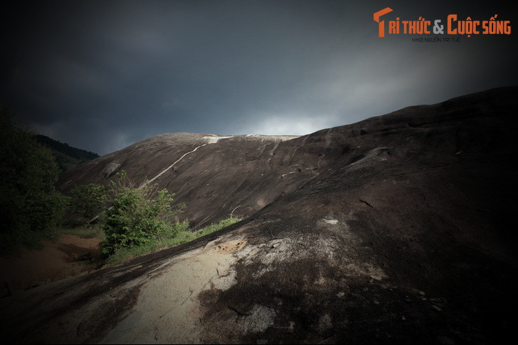 Khi mùa màng thất bát hoặc đời sống gặp khó khăn, bà con cũng đều đến cầu xin thần đá phù hộ cho ruộng đồng tươi tốt, dân làng ấm no.