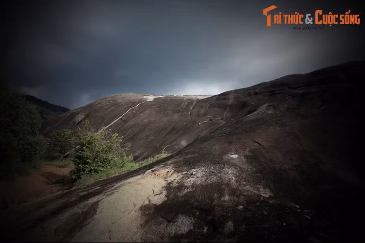 Khi mùa màng thất bát hoặc đời sống gặp khó khăn, bà con cũng đều đến cầu xin thần đá phù hộ cho ruộng đồng tươi tốt, dân làng ấm no.