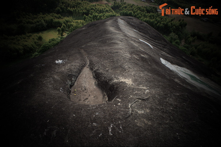 Ngày nay, phía trên những hòn đá vẫn còn tồn tại nhiều dấu tích, nhiều đoạn lồi lõm được tương truyền rằng là do dấu chân của biết bao thế hệ từ xưa để lại.