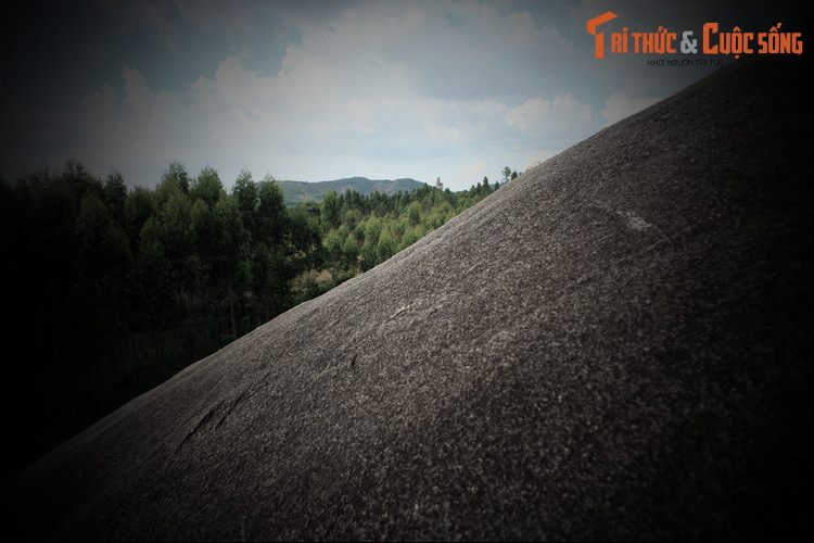 Người dân tìm cách kéo cô gái ra trong suốt 7 ngày 7 đêm nhưng vô vọng. Sau đêm thứ 7 đó, người nhà cô đồng loạt chiêm bao thấy cô báo rằng đang sống hạnh phúc cùng với thần đá Yang-Tao, nhắn nhủ rằng thần đá sẽ phù hộ cho mọi người.