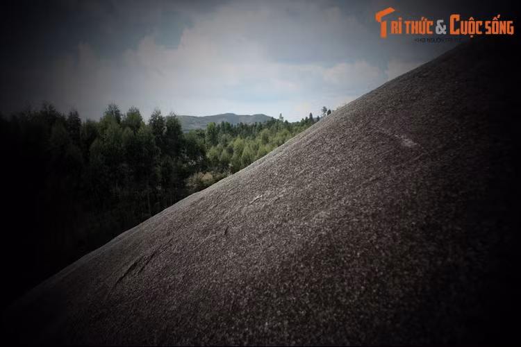 Người dân tìm cách kéo cô gái ra trong suốt 7 ngày 7 đêm nhưng vô vọng. Sau đêm thứ 7 đó, người nhà cô đồng loạt chiêm bao thấy cô báo rằng đang sống hạnh phúc cùng với thần đá Yang-Tao, nhắn nhủ rằng thần đá sẽ phù hộ cho mọi người.