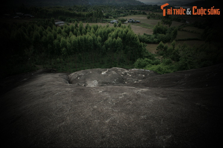 Các cặp trai gái trong vùng thường chọn hòn đá khổng lồ làm nơi hẹn hò và nguyện cầu Yàng ban cho tình yêu đôi lứa thật đẹp, bền chặt.