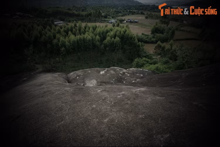 Các cặp trai gái trong vùng thường chọn hòn đá khổng lồ làm nơi hẹn hò và nguyện cầu Yàng ban cho tình yêu đôi lứa thật đẹp, bền chặt.