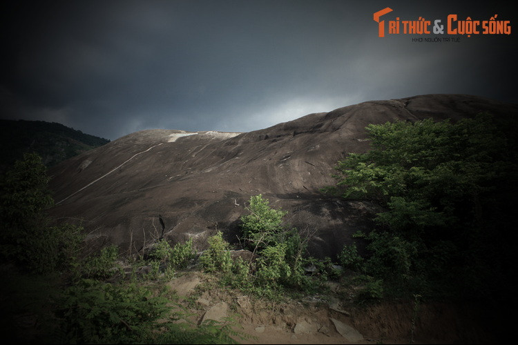 Theo lời kể của đồng bào M’ Nông, Đá voi Cha và Đá voi Mẹ ban đầu nằm ở rất xau nhau chứ không gần như bây giờ. Sau nhiều lần dịch chuyển, đá Voi Mẹ đã tiến về sát chân núi Chư Yang Sin.