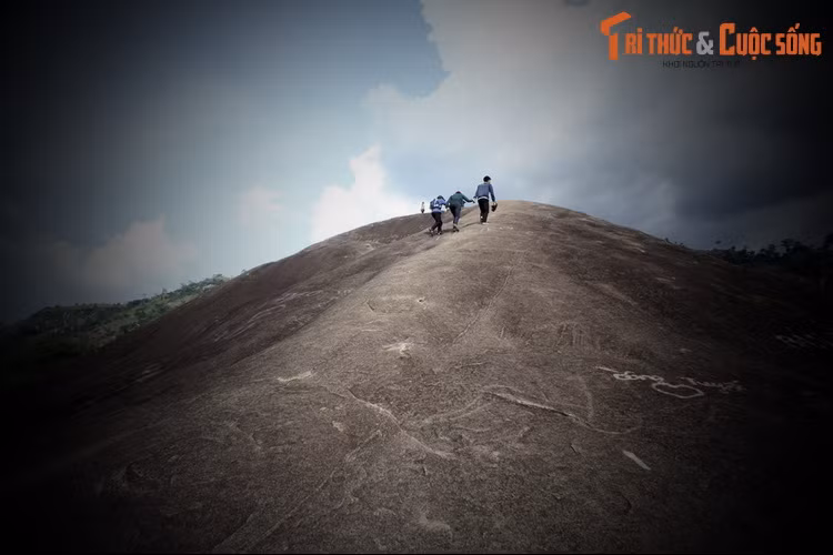 Hai hòn đá Voi Mẹ - Voi Cha còn gắn liền với truyền thuyết đá Voi bắt vợ từ thuở xa xưa của đồng bào M’ Nông. Chuyện kể lại rằng, hòn đá Voi ban đầu nhỏ và mềm nhũn như bùn.