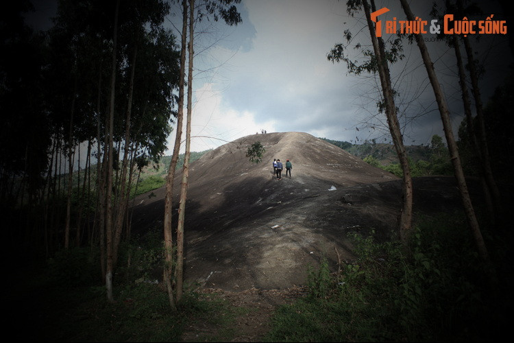 Còn đá Voi Cha ban đầu vốn ở phía Bắc, hướng mặt ra hồ Lắk, nhưng không ai biết vì sao mà chỉ sau một đêm đã nằm giữa đồng lúa gần đá Voi Mẹ.