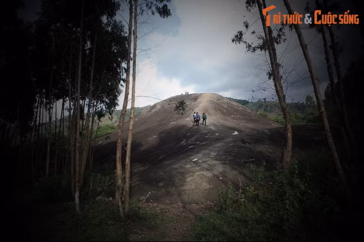 Còn đá Voi Cha ban đầu vốn ở phía Bắc, hướng mặt ra hồ Lắk, nhưng không ai biết vì sao mà chỉ sau một đêm đã nằm giữa đồng lúa gần đá Voi Mẹ.