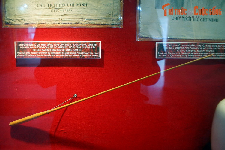 Đũa chỉ huy dàn nhạc, Chủ tịch Hồ Chí Minh đã sử dụng trong buổi liên hoan mừng Đại hội Đảng Lao động Việt Nam lần thứ III, năm 1960.