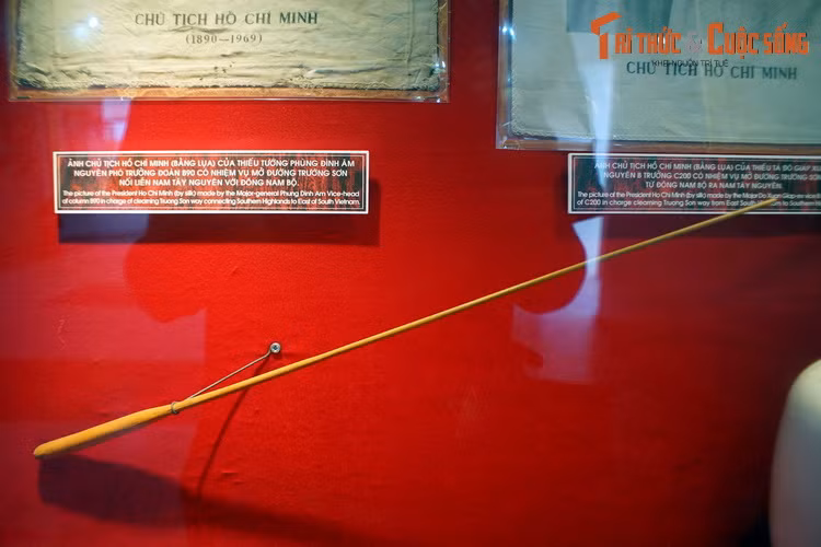 Đũa chỉ huy dàn nhạc, Chủ tịch Hồ Chí Minh đã sử dụng trong buổi liên hoan mừng Đại hội Đảng Lao động Việt Nam lần thứ III, năm 1960.