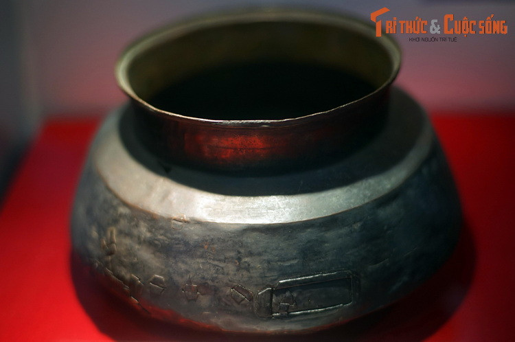 Chiếc nồi đồng từng được Bác Hồ sử dụng ở chiến khu Việt Bắc.