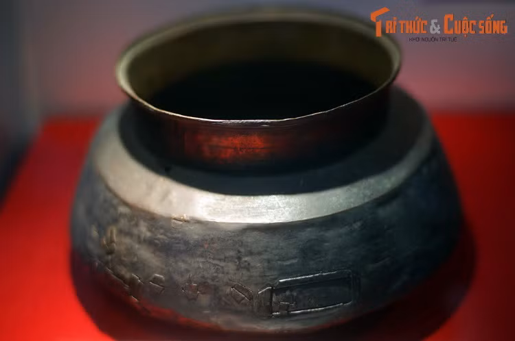 Chiếc nồi đồng từng được Bác Hồ sử dụng ở chiến khu Việt Bắc.