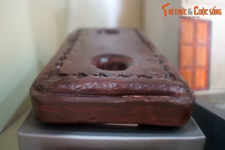 Viên gạch sưởi cùng loại với viên gạch đồng chí Nguyễn Ái Quốc sử dụng tại nhà số 9 ngõ Compoint, quận 17, Paris, nơi Người sống từ ngày 14/7/1921-14/3/1923.