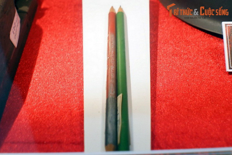 Bút chí xanh đỏ và bút chì đen Chủ tịch Hồ Chí Minh dùng làm việc.