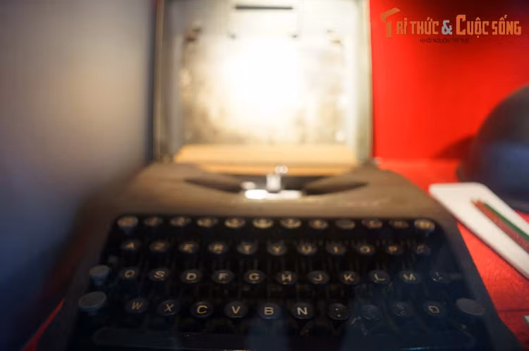 Máy đánh chữ Bác Hồ dùng làm việc trong thời gian ở Hà Nội.