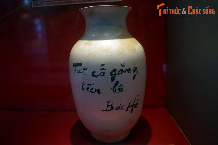 Lọ hoa sứ Hải Dương có bút tích Bác Hồ.