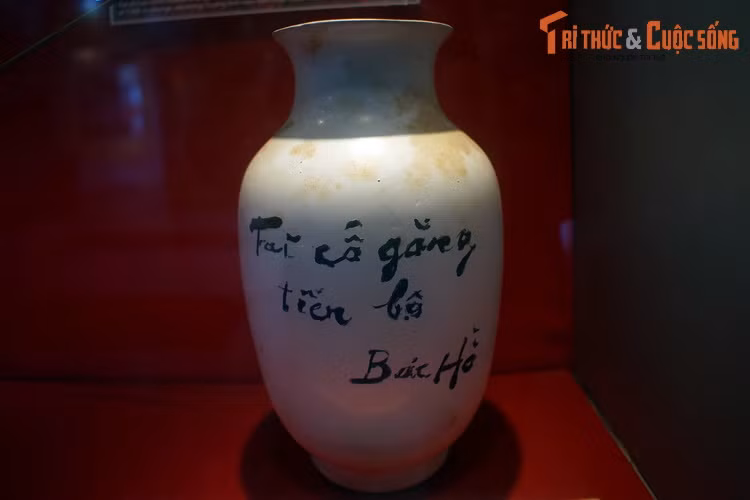 Lọ hoa sứ Hải Dương có bút tích Bác Hồ.