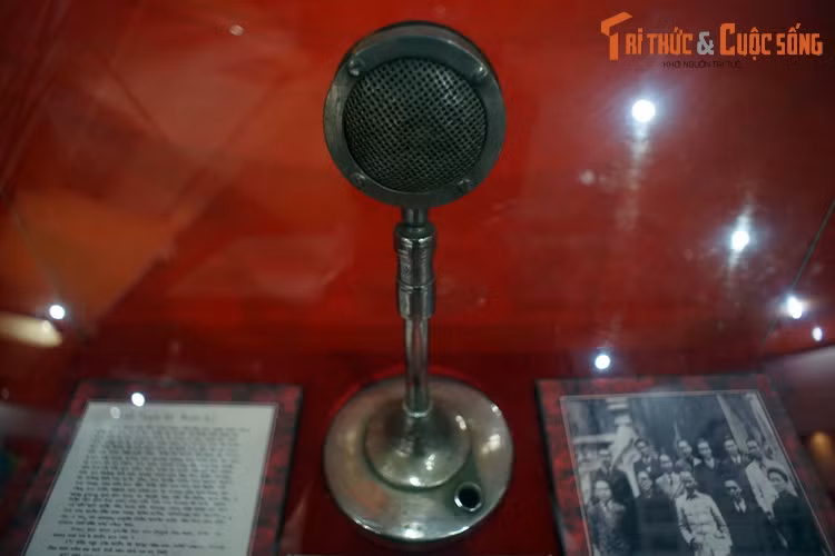 Chiếc micro Chủ tịch Hồ Chí Minh dùng để đọc bản Tuyên ngôn Độc lập ở Quảng trường Ba Đình, Hà Nội ngày 2/9/1945.