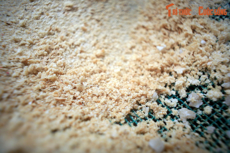 Nguyên liệu sản xuất nước mắm Phú Quốc là Muối và cá cơm. Cá cơm Phú Quốc khi vừa đánh bắt thường được ướp với muối Bà Rịa – Vũng Tàu. Cá cơm đã được ướp muối gọi là chượp. Quy trình ủ chượp tiêu chuẩn ở Phú Quốc thường kéo dài 12 tháng.