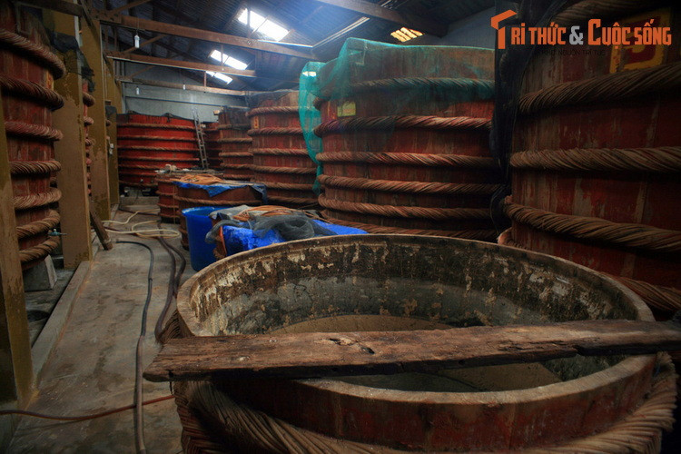 Ấn tượng đầu tiên về nhà thùng nước mắm Phú Quốc là hàng chục thùng gỗ khổng lồ dùng để ủ chượp. Thùng được làm bằng gỗ bời lời khai thác tại rừng Phú Quốc, cao khoảng 2 mét đến 4 mét, đường kính từ 1,5 mét đến 3 mét. Mỗi thùng được niền bằng 6 đến 8 sợi đai.