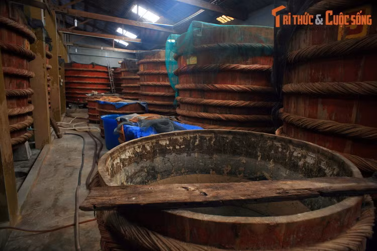 Ấn tượng đầu tiên về nhà thùng nước mắm Phú Quốc là hàng chục thùng gỗ khổng lồ dùng để ủ chượp. Thùng được làm bằng gỗ bời lời khai thác tại rừng Phú Quốc, cao khoảng 2 mét đến 4 mét, đường kính từ 1,5 mét đến 3 mét. Mỗi thùng được niền bằng 6 đến 8 sợi đai.